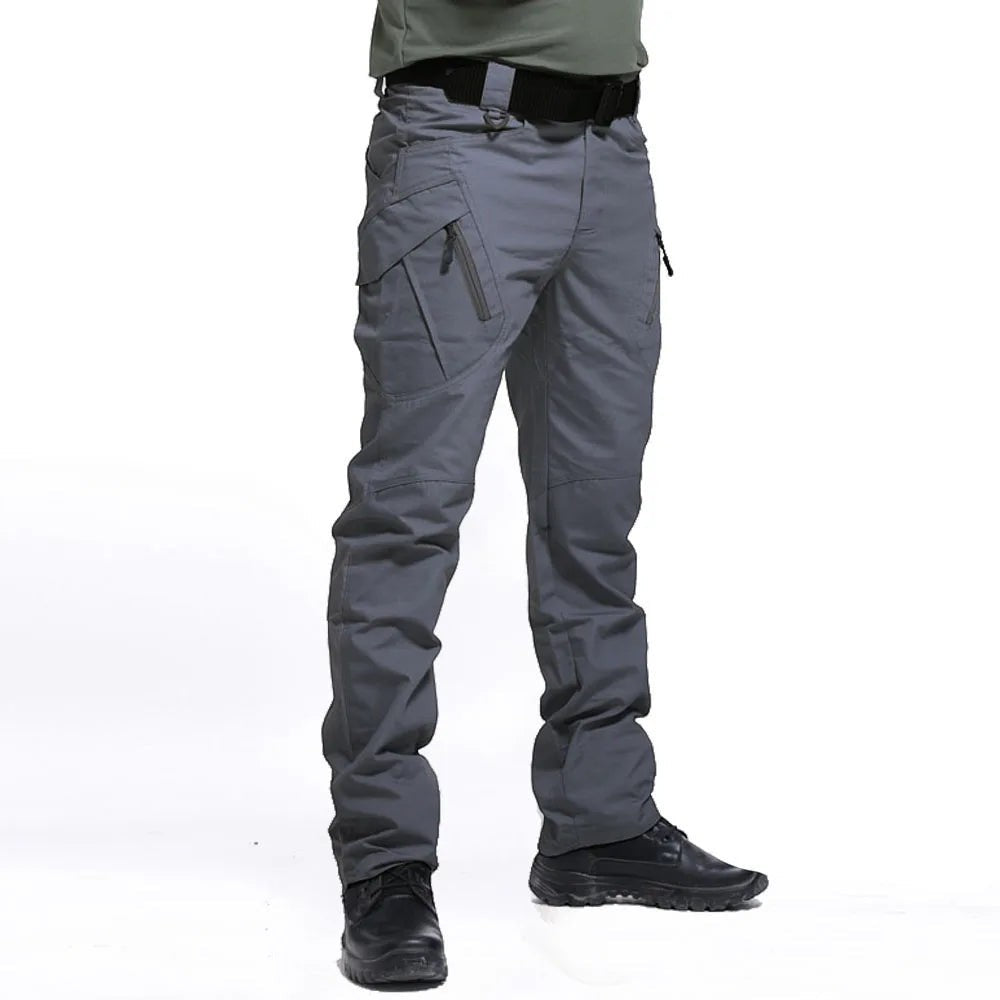 Pantalon de randonnée pour homme Passion Randonnée, en polyester gris, de coupe droite, doté de nombreuses poches zippées.