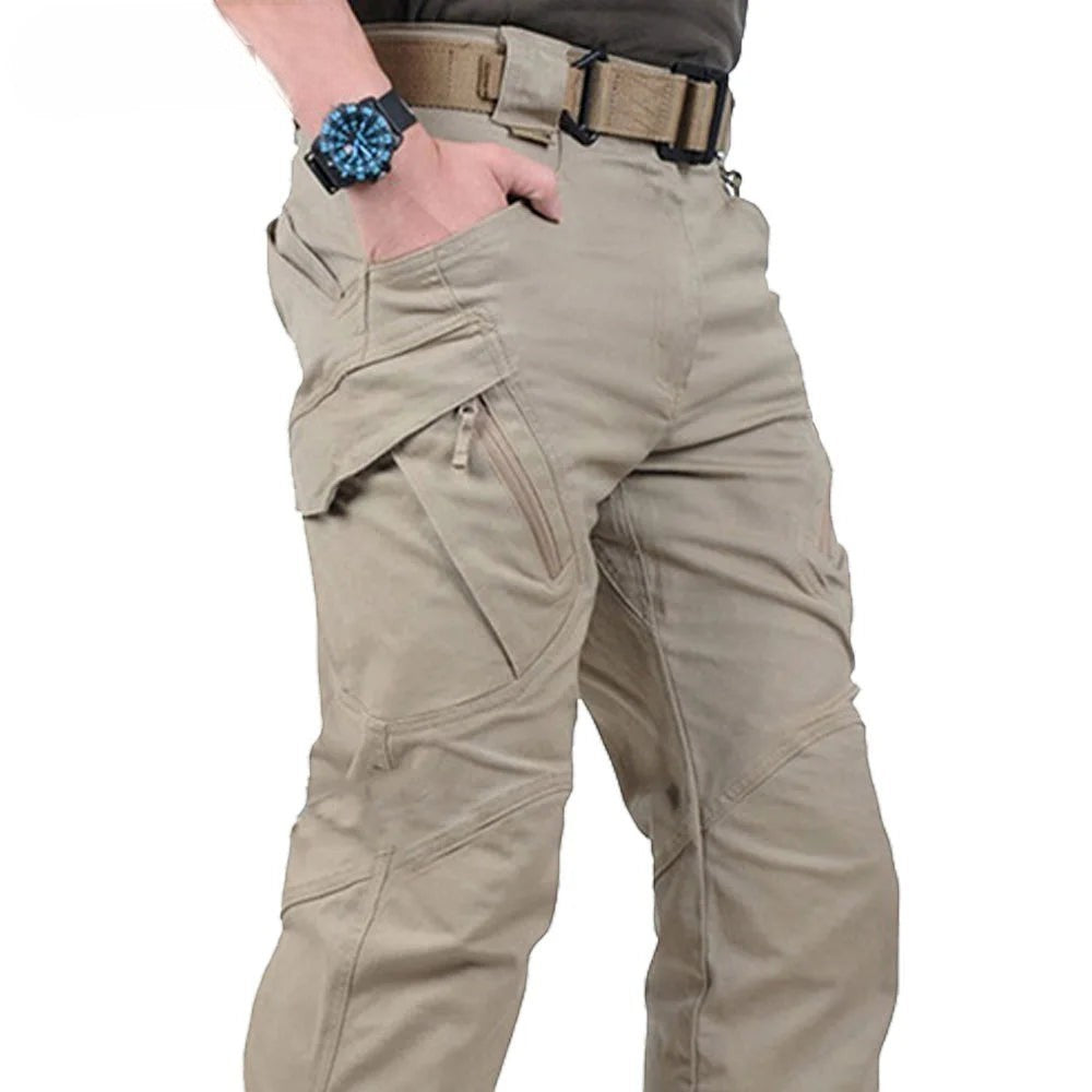Pantalon de randonnée cargo pour homme « Passion Randonnée » de couleur kaki, en polyester résistant, doté de nombreuses poches à fermeture éclair.