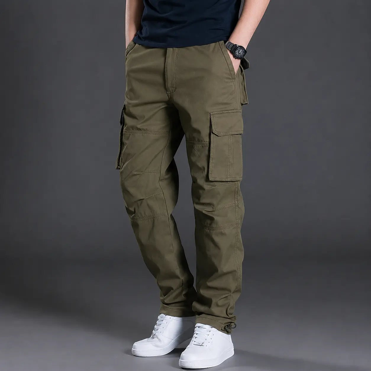 Pantalon homme kaki Passion Randonnée avec poches multiples, coupe casual outdoor et bas resserré pour un usage quotidien ou en randonnée.
