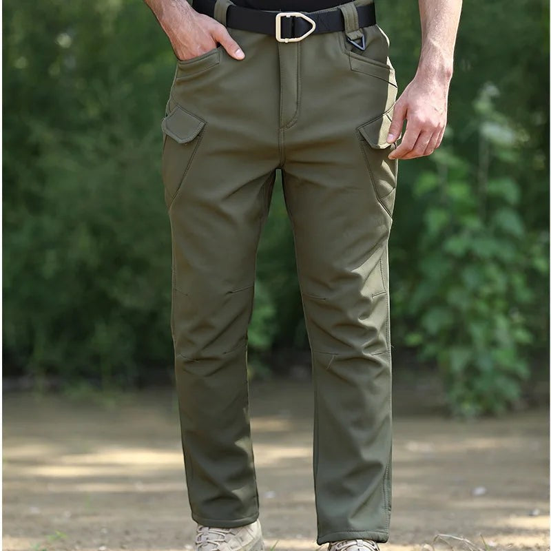 Pantalon de randonnée chaud pour homme « Passion Randonnée », de couleur verte, doté de nombreuses poches cargo et d'une coupe droite, idéal pour la randonnée en montagne.