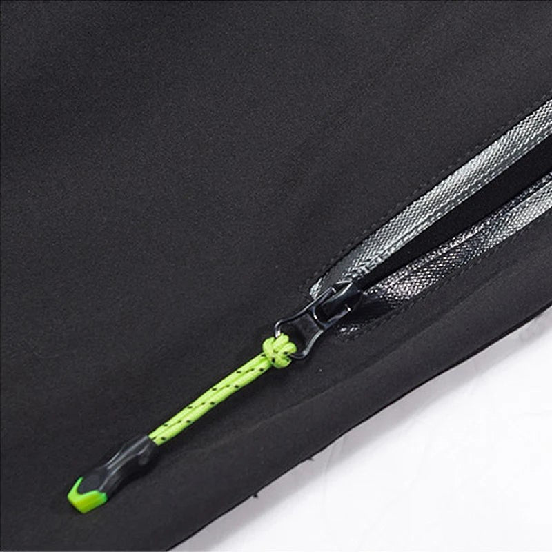 Détail de la poche zippée d’un pantalon outdoor noir Passion Randonnée, avec fermeture pratique et finition contrastée.