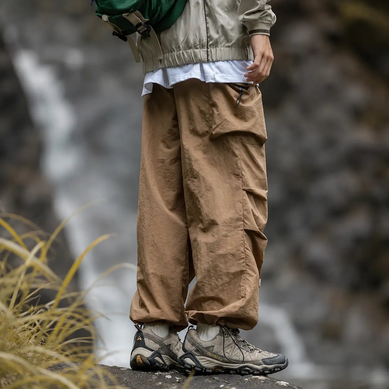 Vue arrière d’un pantalon de randonnée beige Passion Randonnée, avec jambes larges et coupe confortable adaptée à la randonnée et au trekking.