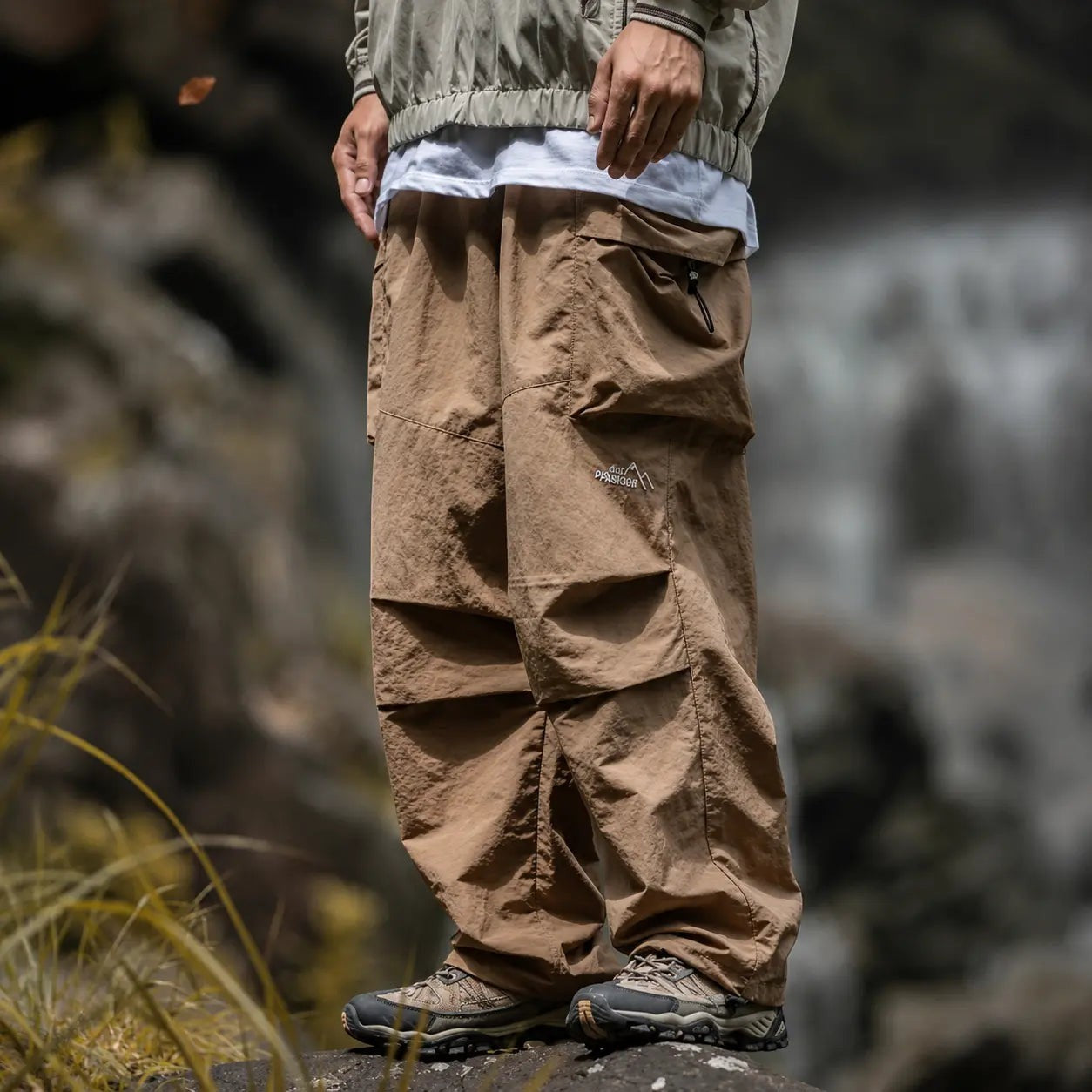 Vue rapprochée d’un pantalon de randonnée beige Passion Randonnée, avec coupe ample, poches cargo et tissu léger pour la marche en extérieur.