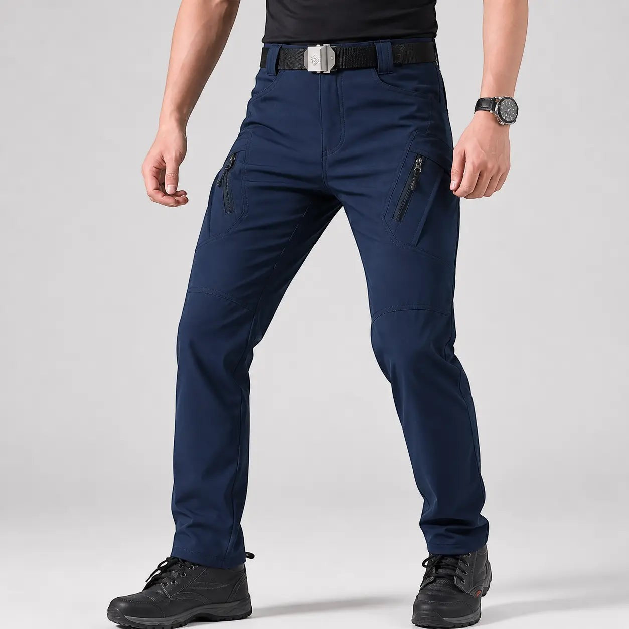 Pantalon de randonnée cargo bleu marine pour homme de la marque Passion Randonnée, doté de poches zippées et d'un tissu extensible.