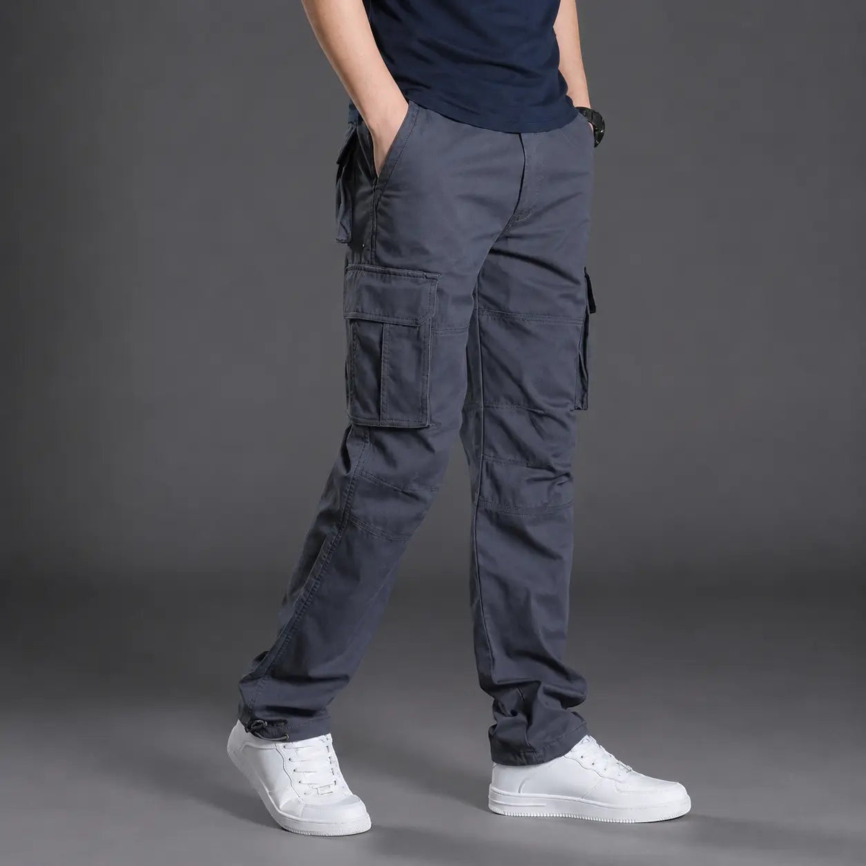 Pantalon de randonnée homme gris bleuté Passion Randonnée, avec grandes poches sur les côtés et silhouette confortable pour les sorties nature.