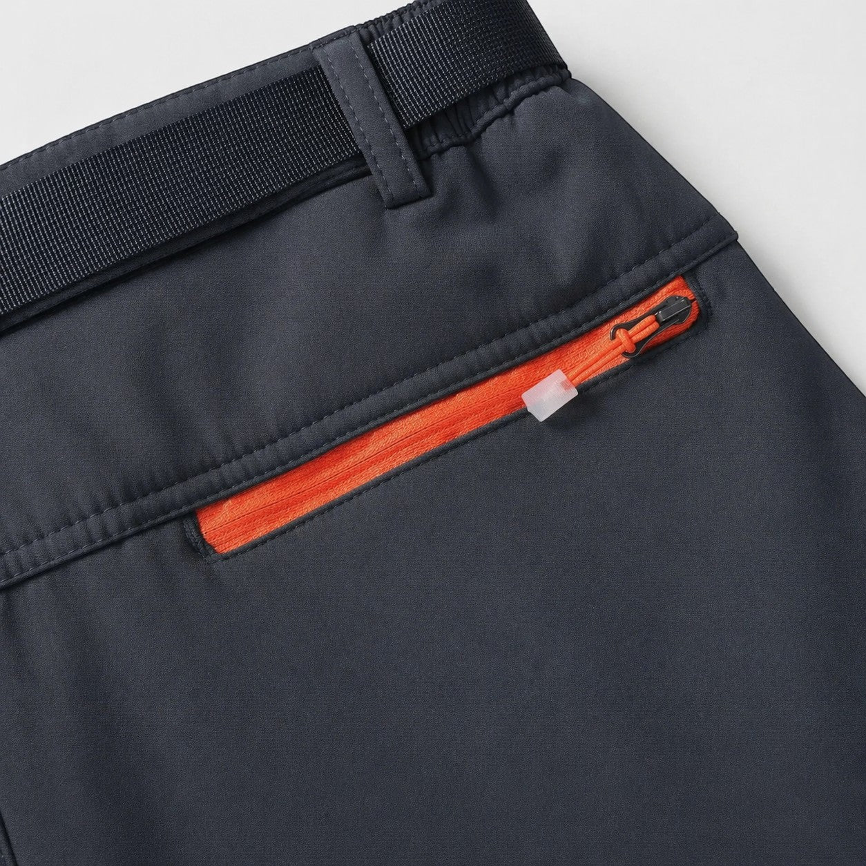Pantalon de randonnée d'hiver isolant pour homme Passion Randonnée, gris foncé, avec poche zippée orange et ceinture noire.
