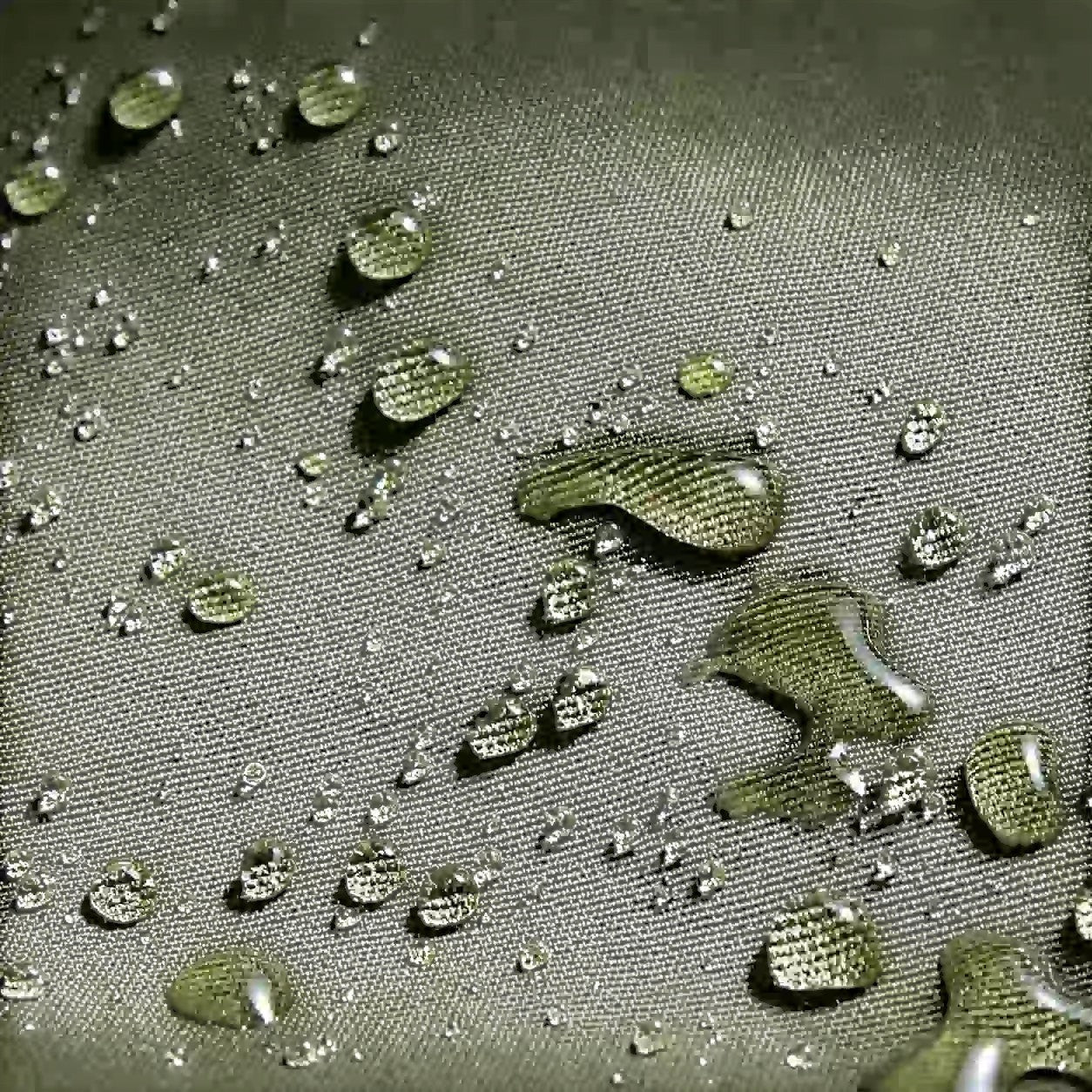 Pantalon de randonnée cargo pour homme Passion Randonnée, de couleur vert olive, en tissu technique déperlant et doté de nombreuses poches.