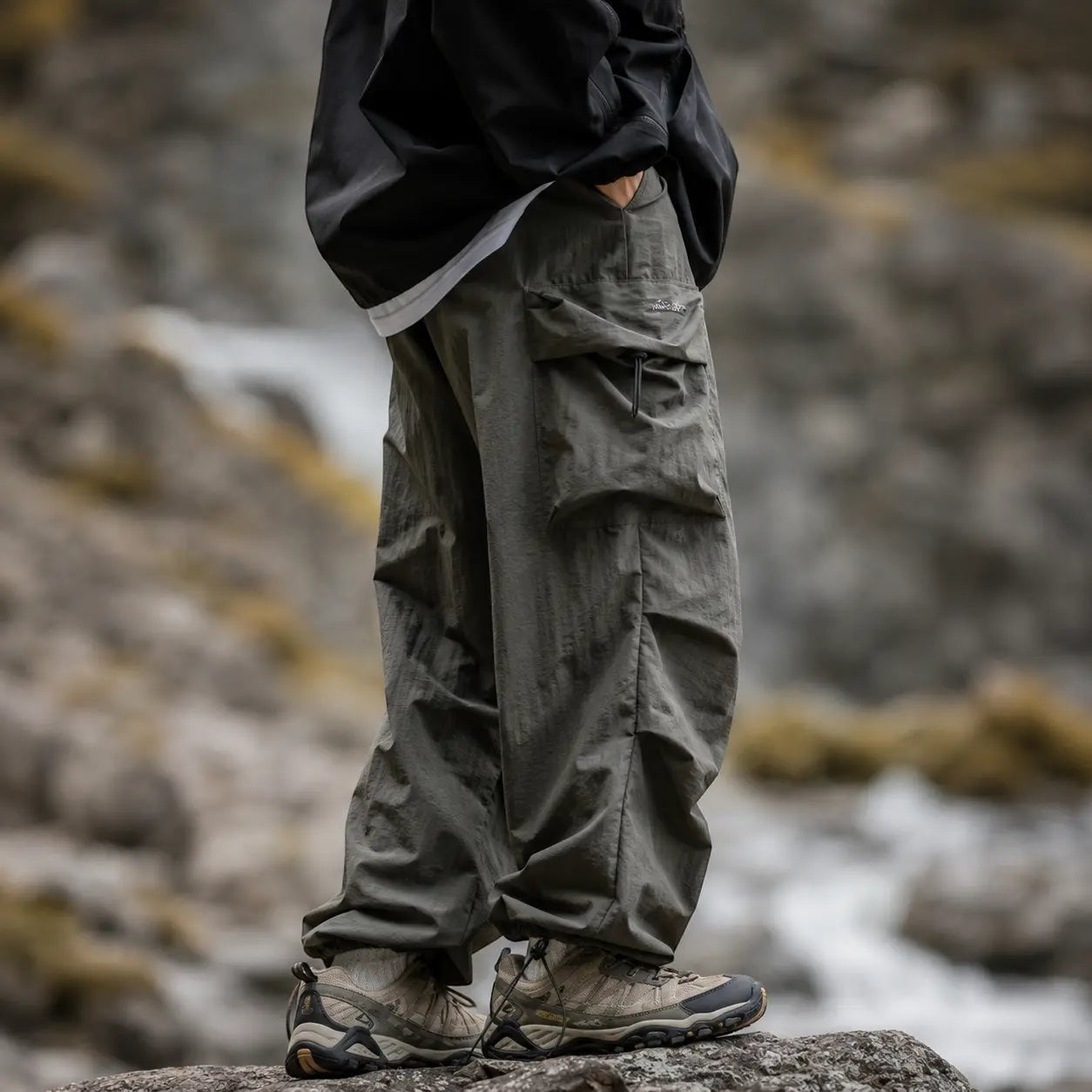 Vue latérale d’un pantalon de randonnée kaki Passion Randonnée, avec coupe ample et poches cargo, porté en environnement naturel.