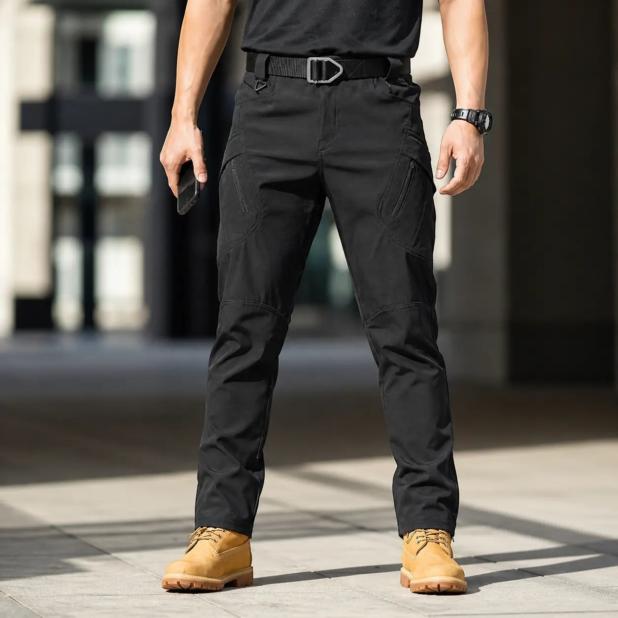 Pantalon de randonnée cargo noir pour homme Passion Randonnée, en tissu extensible et doté de nombreuses poches.