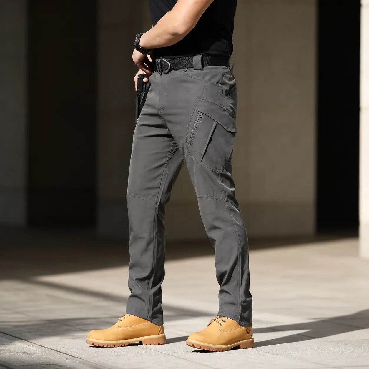 Pantalon de randonnée cargo gris pour homme Passion Randonnée, en tissu extensible et doté de nombreuses poches.