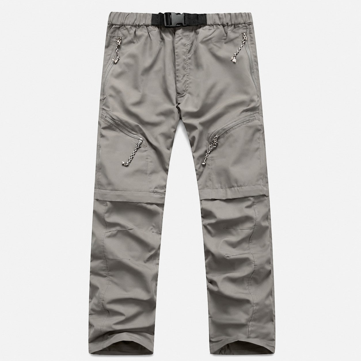 Pantalon de trekking gris clair Passion Randonnée avec jambes amovibles, ceinture intégrée et rangements zippés pour les randonnées estivales.