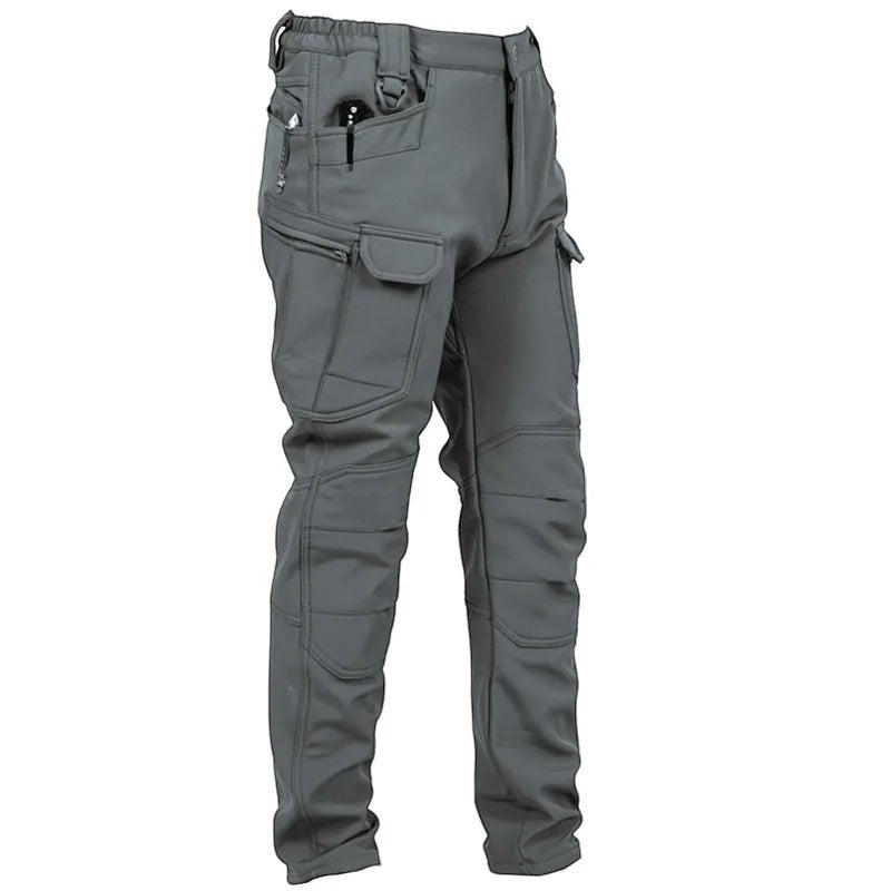 Pantalon de randonnée tactique pour homme Passion Randonnée, gris, doté de nombreuses poches et de genoux renforcés, conçu pour la randonnée hivernale en montagne.
