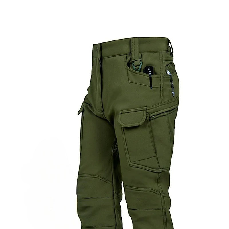 Pantalon de randonnée chaud pour homme « Passion Randonnée », de couleur verte, doté de nombreuses poches cargo et de genoux renforcés, idéal pour la randonnée en montagne.