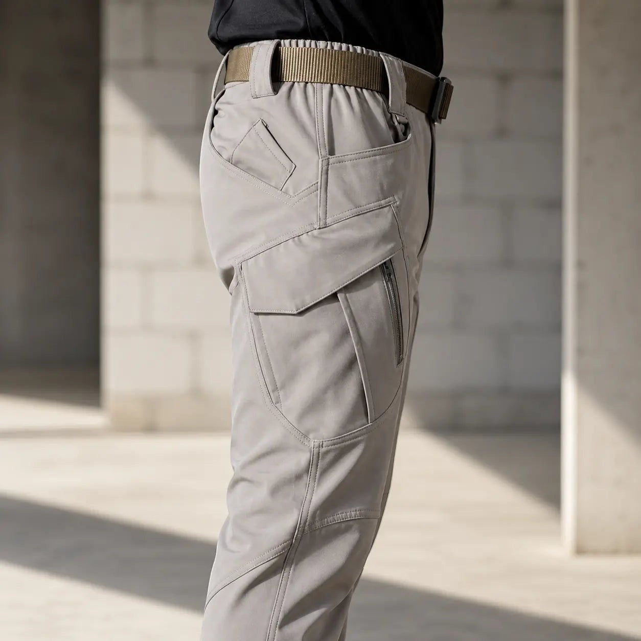 Pantalon de randonnée cargo gris pour homme Passion Randonnée, doté de nombreuses poches zippées et d'un tissu extensible.