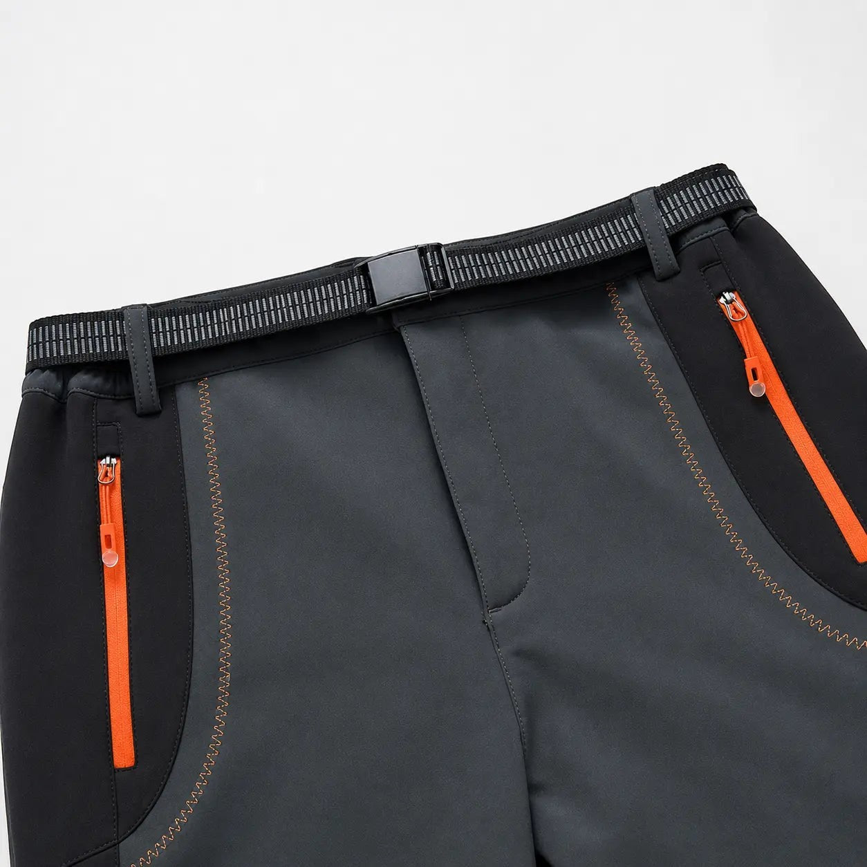 Pantalon de randonnée pour homme Passion Randonnée en polyester gris foncé et noir, avec poches zippées orange et ceinture intégrée.