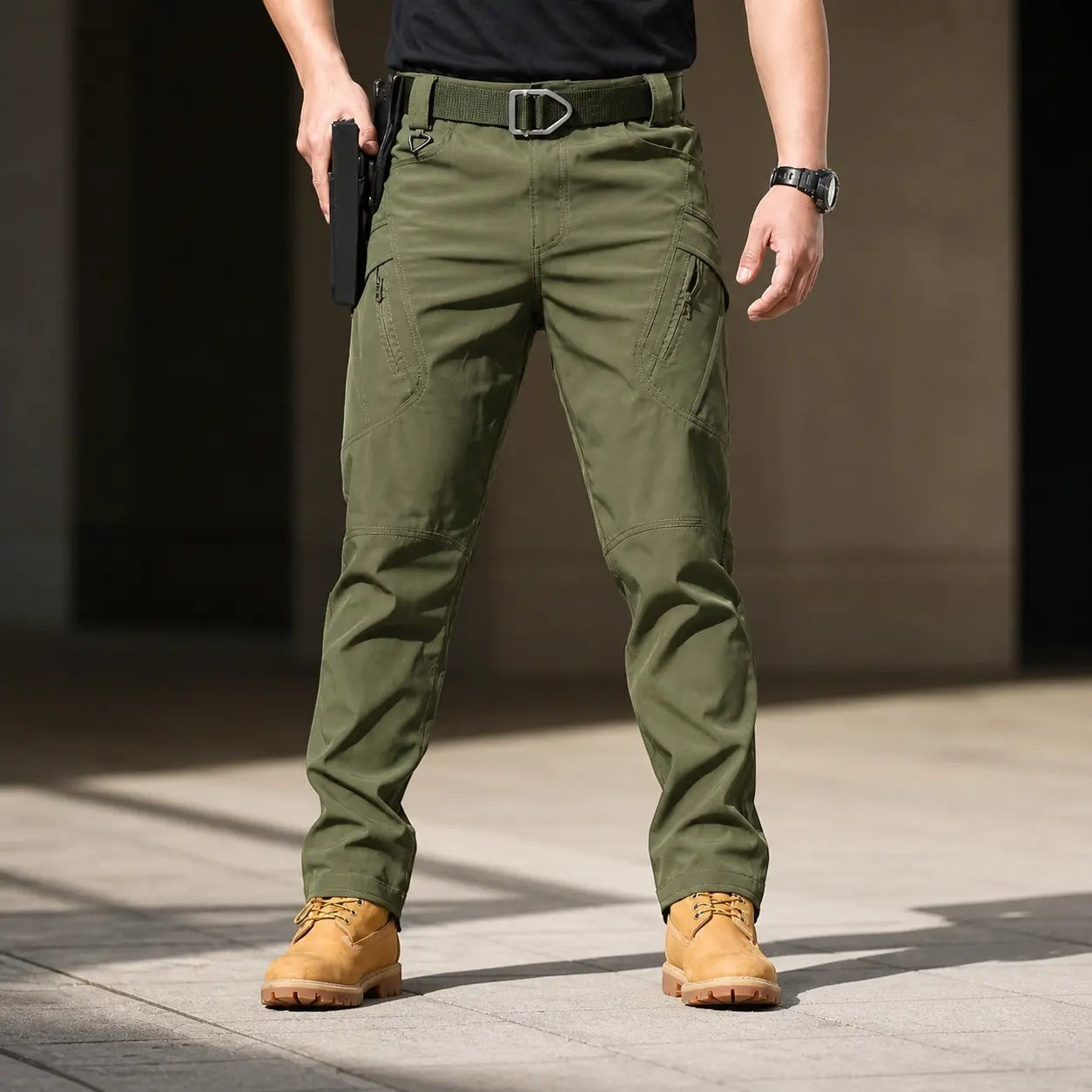 Pantalon de randonnée cargo pour homme Passion Randonnée, vert olive, doté de nombreuses poches zippées et d'un tissu extensible.