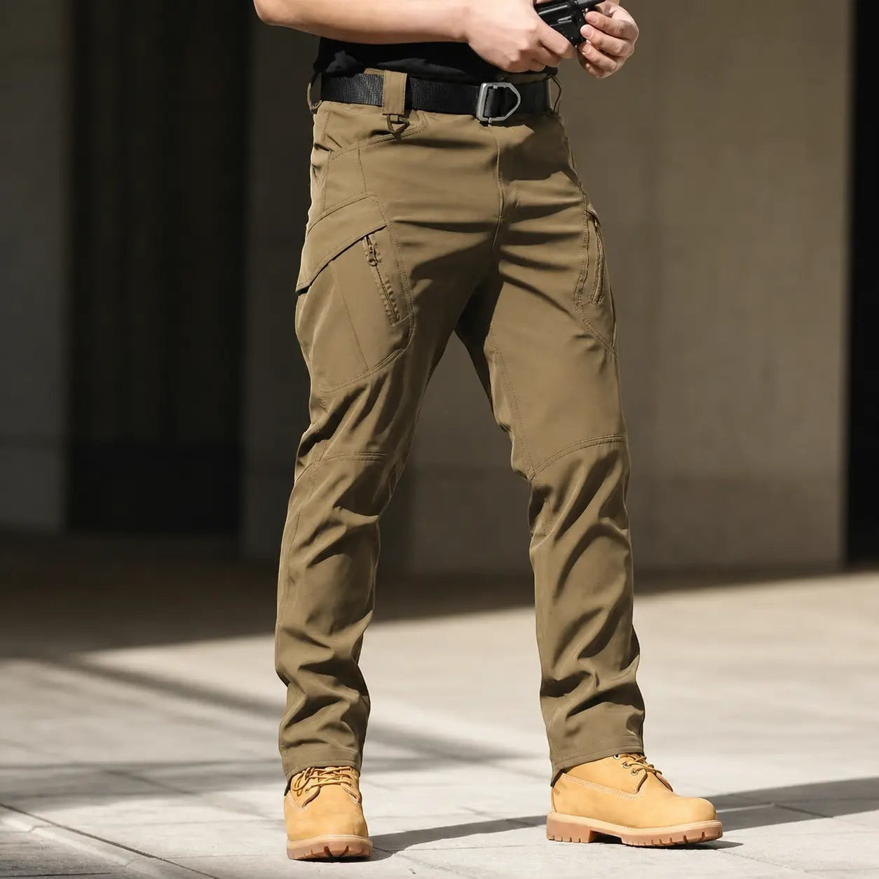 Pantalon de randonnée cargo pour homme Passion Randonnée, couleur vert olive, en tissu extensible et doté de nombreuses poches.