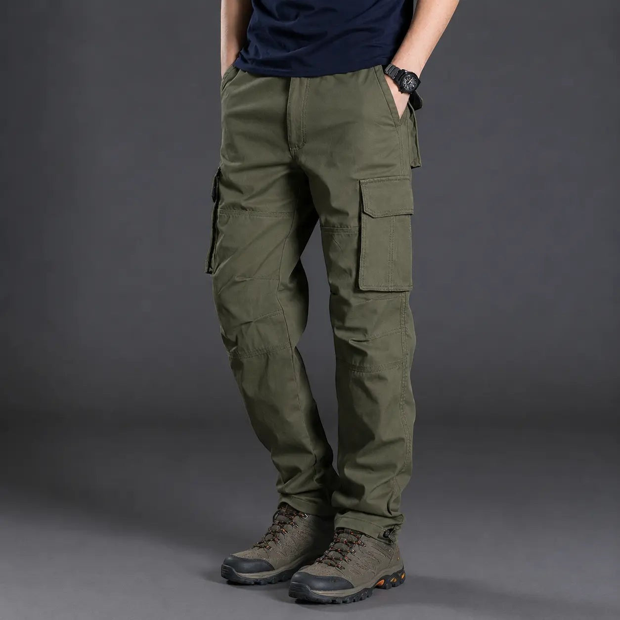Pantalon de trekking vert olive Passion Randonnée, porté avec des chaussures de marche, conçu pour allier aisance et praticité en extérieur.