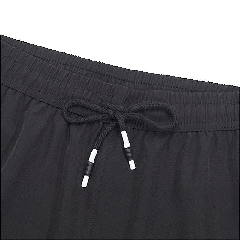 Zoom sur la taille élastique avec cordon de serrage d’un pantalon de trekking noir Passion Randonnée, pensée pour un ajustement confortable.