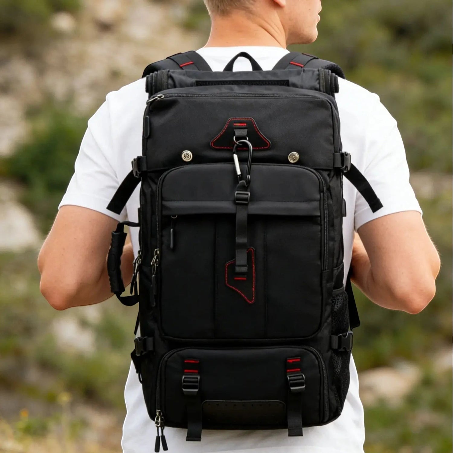 Sac à dos Oxford Passion Randonnée noir imperméable, avec surpiqûres rouges, plusieurs compartiments et fermeture à glissière. Idéal pour la randonnée.