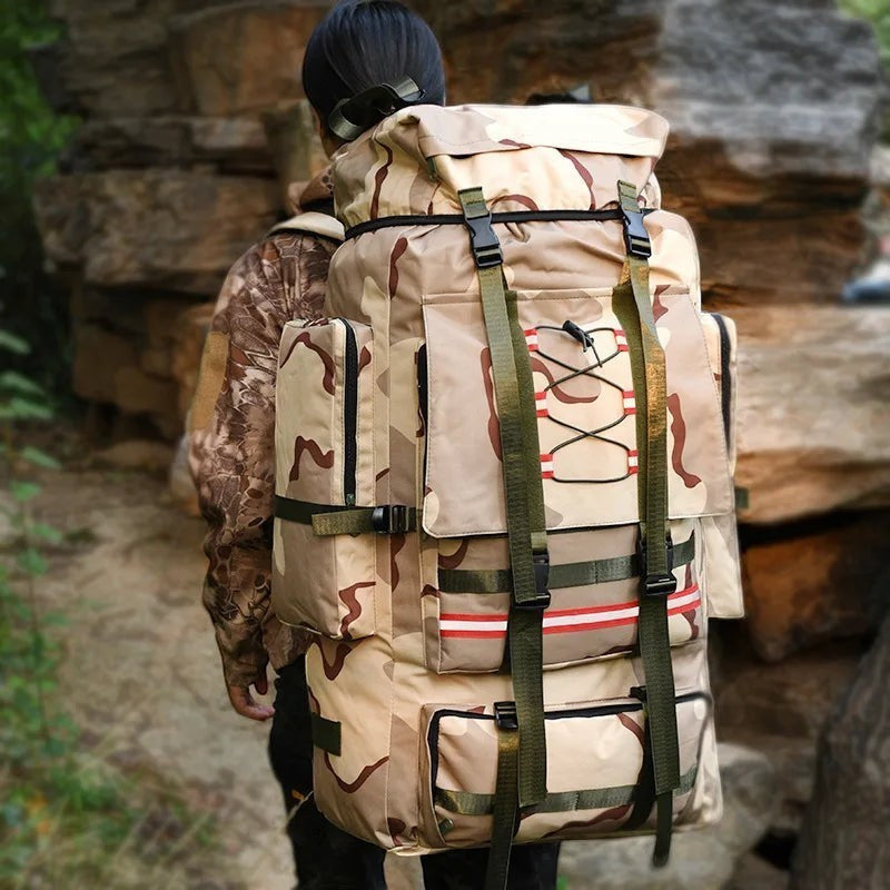 Sac à dos Passion Randonnée 130 L en polyester camouflage, avec bande réfléchissante et système d'hydratation.