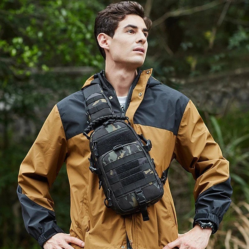Sac à bandoulière tactique imperméable Passion Randonnée, motif camouflage, en nylon résistant, idéal pour la randonnée et les aventures en plein air.