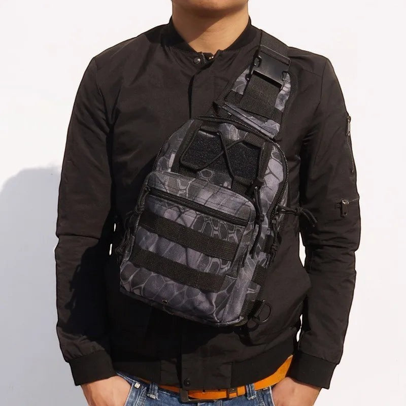Sac bandoulière tactique gris Passion Randonnée, doté de multiples poches et d'une bandoulière réglable, fabriqué en toile 600D résistante.