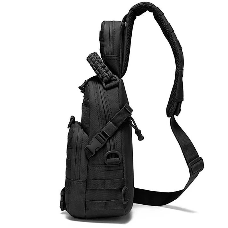 Sac à bandoulière Passion Randonnée en nylon tactique noir imperméable, avec bandoulière réglable et plusieurs compartiments.