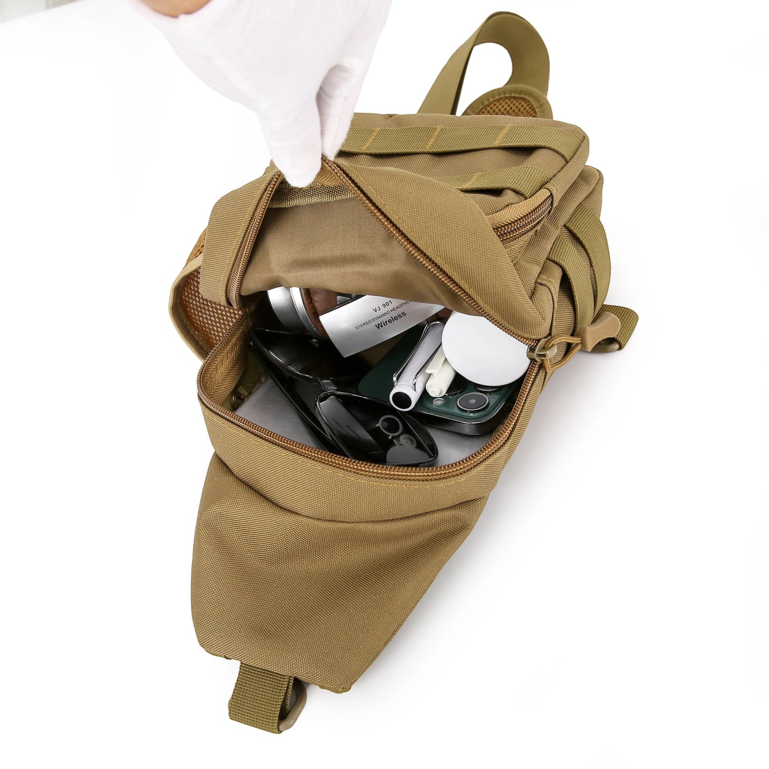 Sac à bandoulière Passion Randonnée en nylon beige, avec porte-bouteille, lunettes de soleil, téléphone et écouteurs sans fil à l'intérieur.