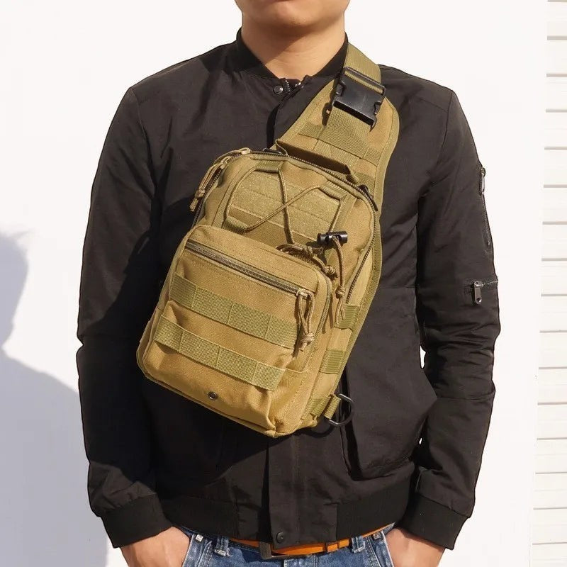 Sac à bandoulière tactique Passion Randonnée de couleur beige, doté de nombreuses poches et d'un système MOLLE, idéal pour la randonnée et les activités de plein air.