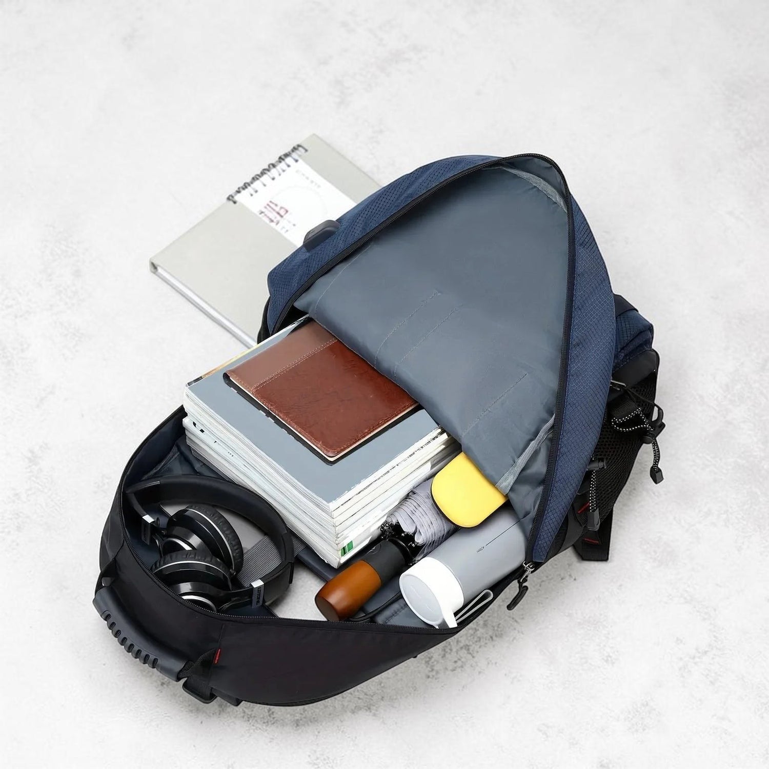 Sac à dos imperméable en nylon bleu Passion Randonnée, doté d'un port USB, d'un compartiment rembourré pour ordinateur portable et d'une capacité réglable.