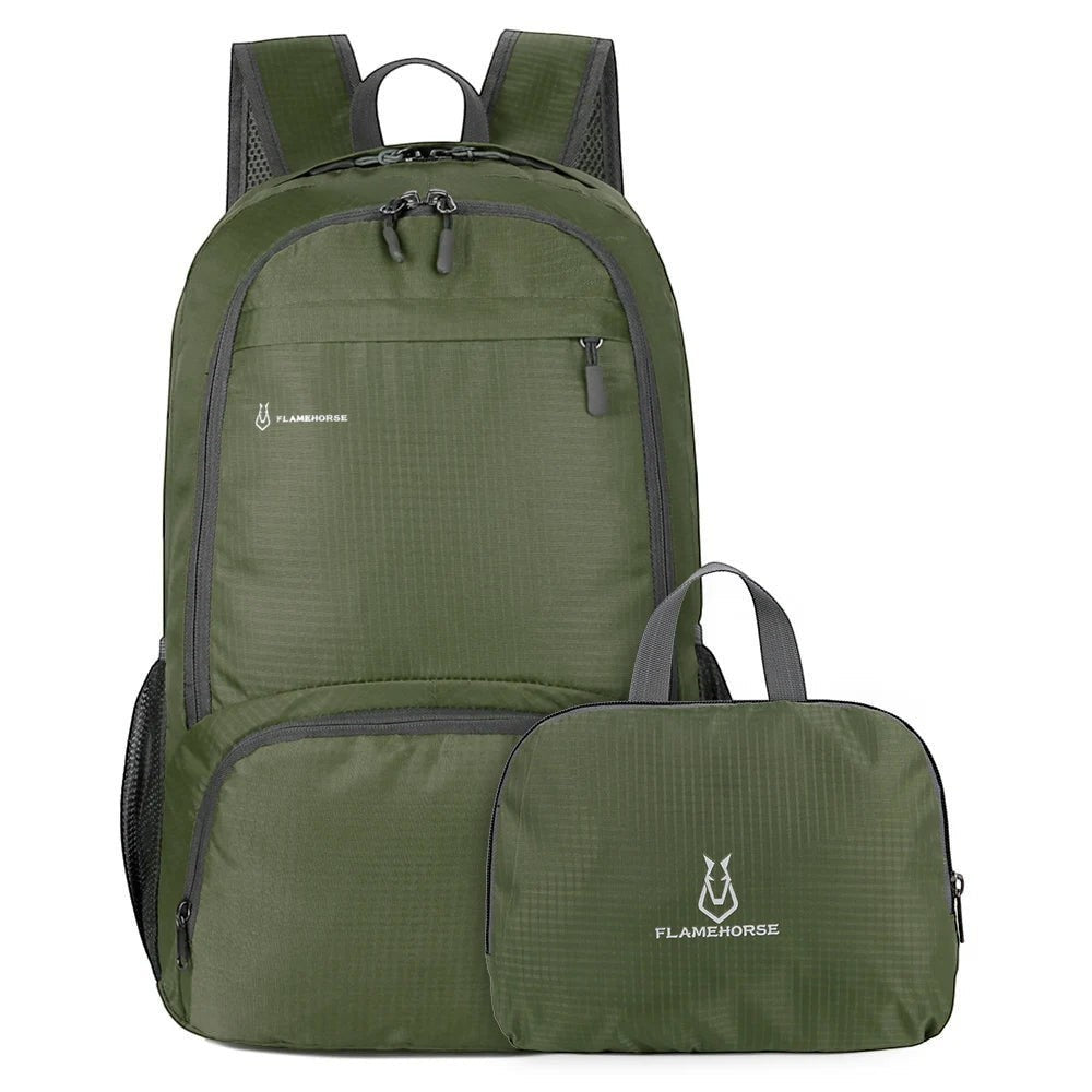 Sac à dos pliable Passion Randonnée en nylon vert, léger et imperméable, avec sa pochette de rangement compacte.