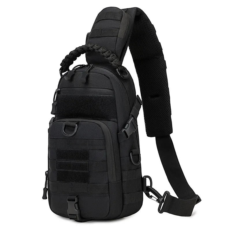 Sac à dos bandoulière tactique noir Passion Randonnée, en nylon imperméable, avec une bandoulière rembourrée et de nombreux compartiments.