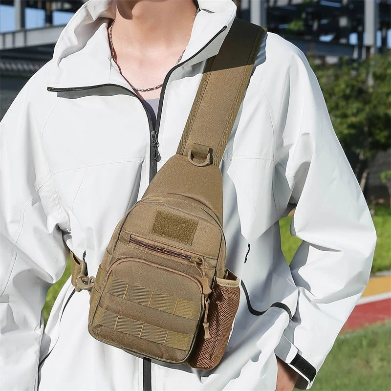 Sac à bandoulière Passion Randonnée en nylon beige, avec porte-bouteille et sangles MOLLE, pour la randonnée et la ville.