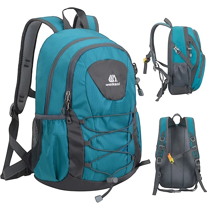 Sac à dos de randonnée léger en nylon bleu sarcelle de la marque Passion Randonnée, avec des touches de gris et des cordons élastiques.