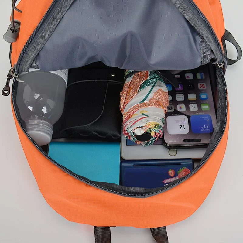 Sac à dos Passion Randonnée en nylon orange, compact, pliable, imperméable, idéal pour les excursions d'une journée et les voyages.