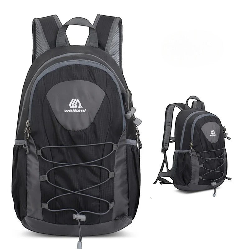 Sac à dos de randonnée pliable Passion Randonnée en nylon léger noir, avec des touches de gris et des cordons élastiques.