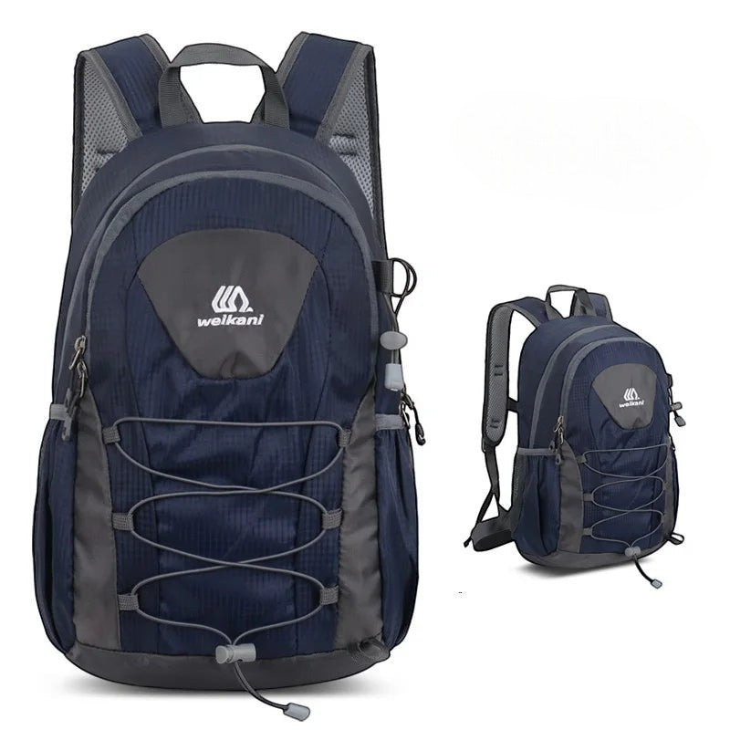 Sac à dos de randonnée léger Passion Randonnée, en nylon bleu marine, avec cordons élastiques et poches latérales en filet.