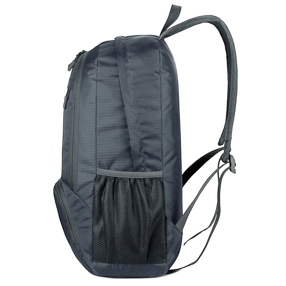 Sac à dos de randonnée pliable, léger et imperméable Passion Randonnée en nylon gris pour femme, avec poches latérales en filet.