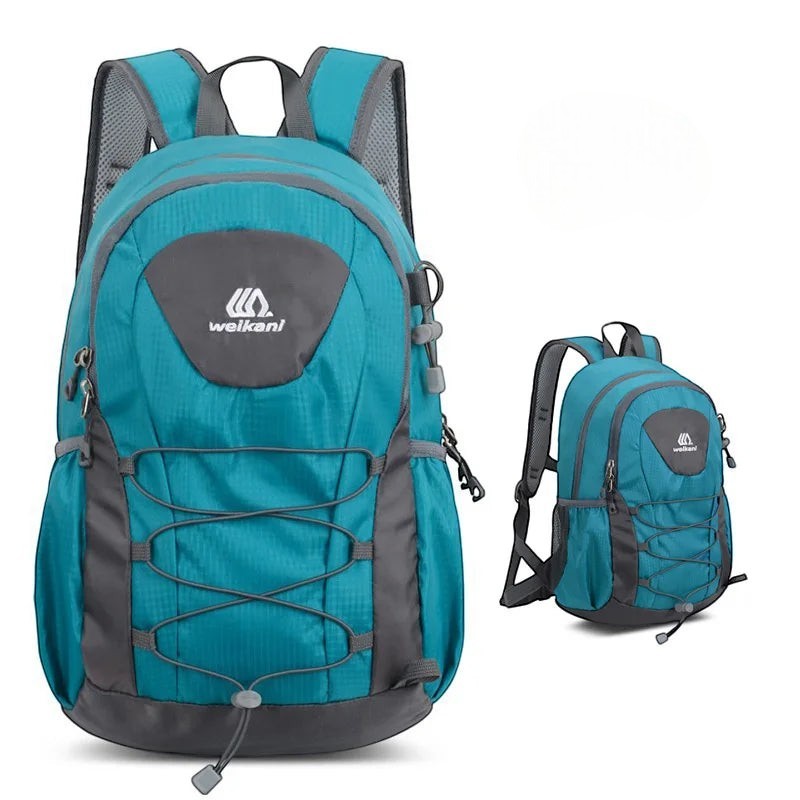 Sac à dos de randonnée léger en nylon bleu sarcelle de la marque Passion Randonnée, avec des touches de gris et des cordons élastiques.