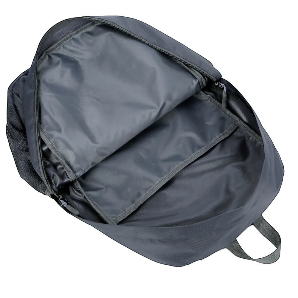 Sac à dos pliable en nylon noir Passion Randonnée, doté d'un compartiment principal à fermeture éclair et de poches intérieures.