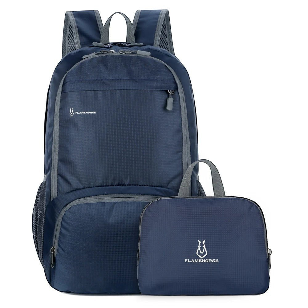 Sac à dos pliable en nylon bleu marine Passion Randonnée et sa pochette compacte. Léger et imperméable.