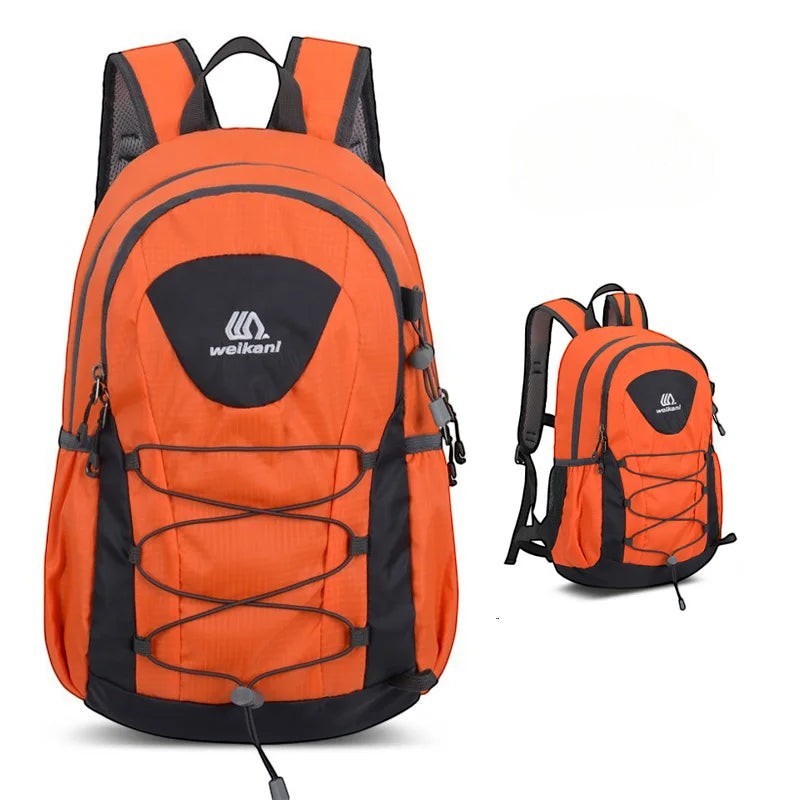 Sac à dos de randonnée léger Passion Randonnée en nylon orange, avec des touches de noir et des cordons élastiques.