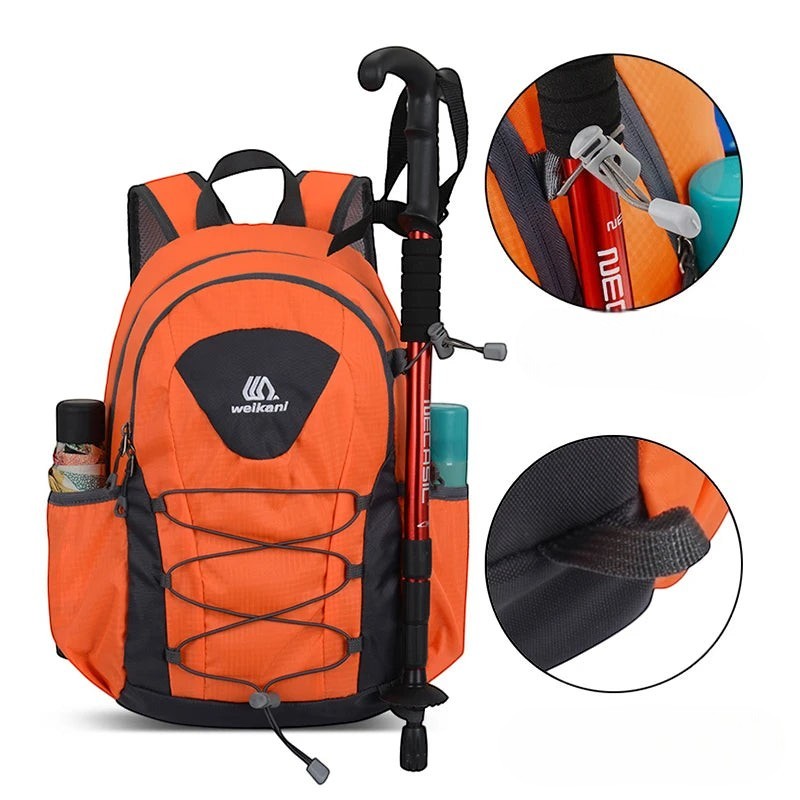 Sac à dos de randonnée léger Passion Randonnée en nylon orange, avec porte-bâtons de randonnée et poches pour gourdes.