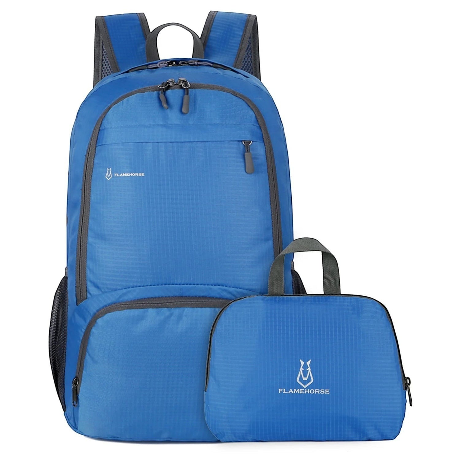 Sac à dos Passion Randonnée bleu, léger, pliable et imperméable, en nylon, avec des finitions grises et une petite pochette.