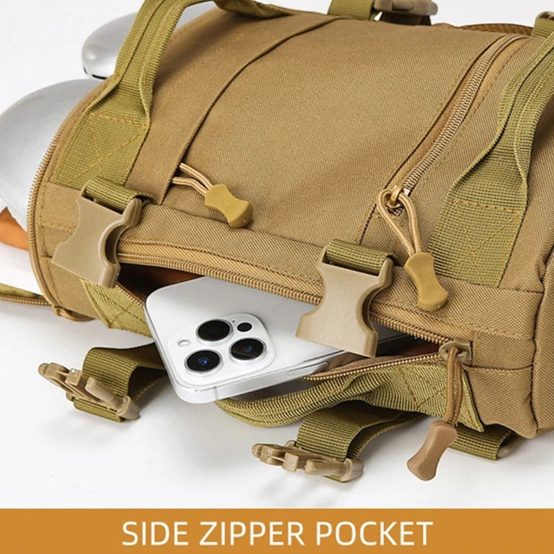 Sac de poitrine tactique compact Passion Randonnée en tissu Oxford beige, doté d'une poche latérale zippée pouvant accueillir un smartphone.