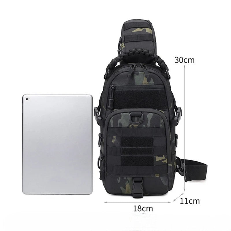 Sac de poitrine tactique Passion Randonnée en nylon camouflage, 30 cm de haut, 18 cm de large, 11 cm de profondeur.