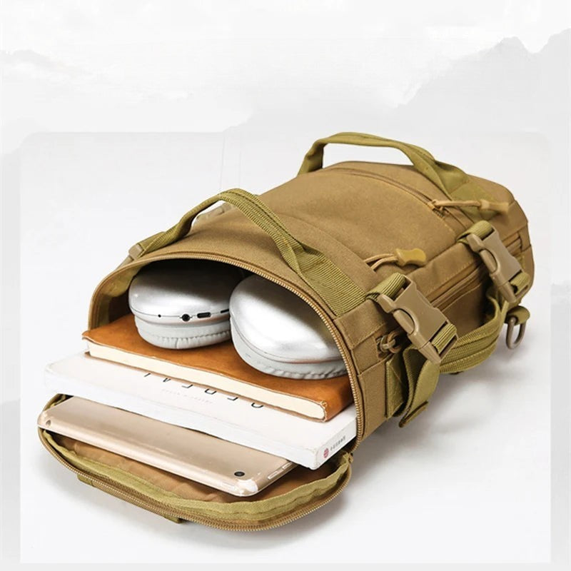 Sac de poitrine tactique compact Passion Randonnée en tissu Oxford beige, doté de multiples compartiments et de sangles réglables.