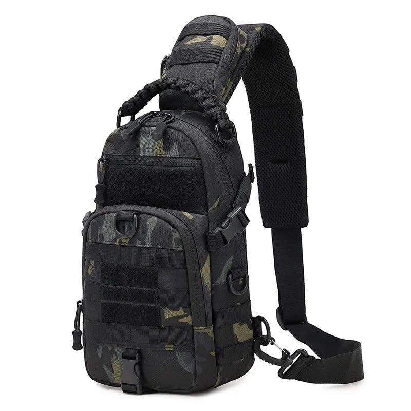 Sac de poitrine tactique Passion Randonnée en nylon camouflage, avec une bandoulière rembourrée et de nombreuses poches.