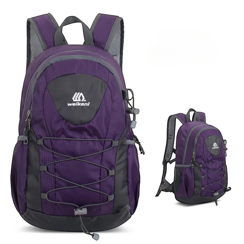 Sac à dos de randonnée léger en nylon violet Passion Randonnée, avec bretelles réglables et cordons élastiques.